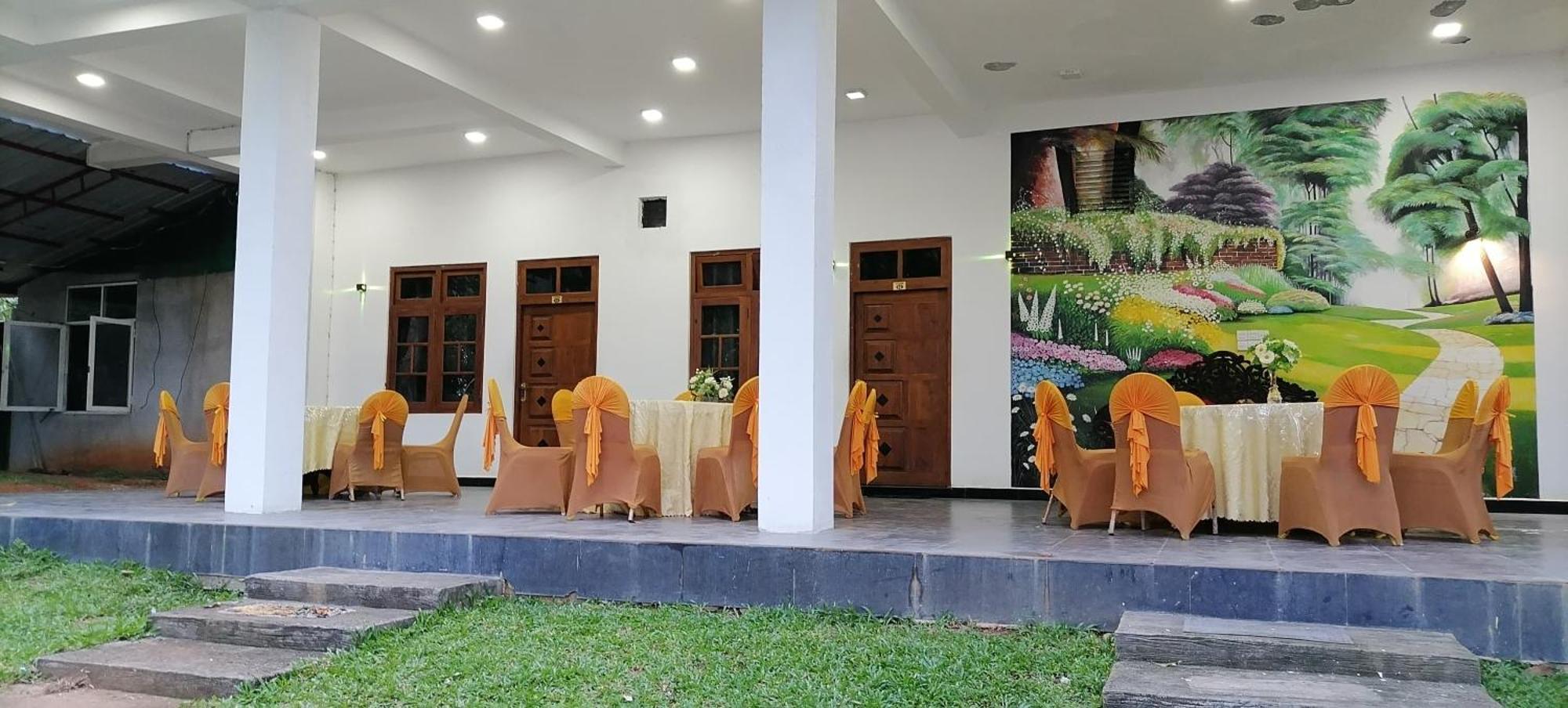 Avanya Hotel And Reception Hall Angunakolapelessa Zewnętrze zdjęcie